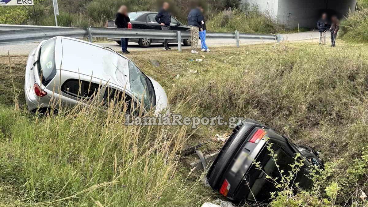 Φθιώτιδα: Στα χωράφια κατέληξαν και τα δύο αυτοκίνητα μετά από σύγκρουση στον παράδρομο – Δείτε εικόνες