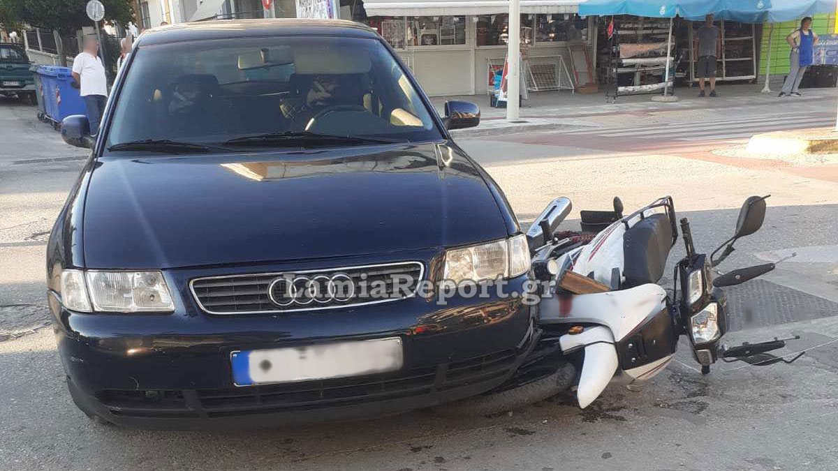 Λαμία: Τραυματίστηκε ντελιβεράς σε τροχαίο – Το αυτοκίνητο του έκλεισε το δρόμο – Δείτε το βίντεο
